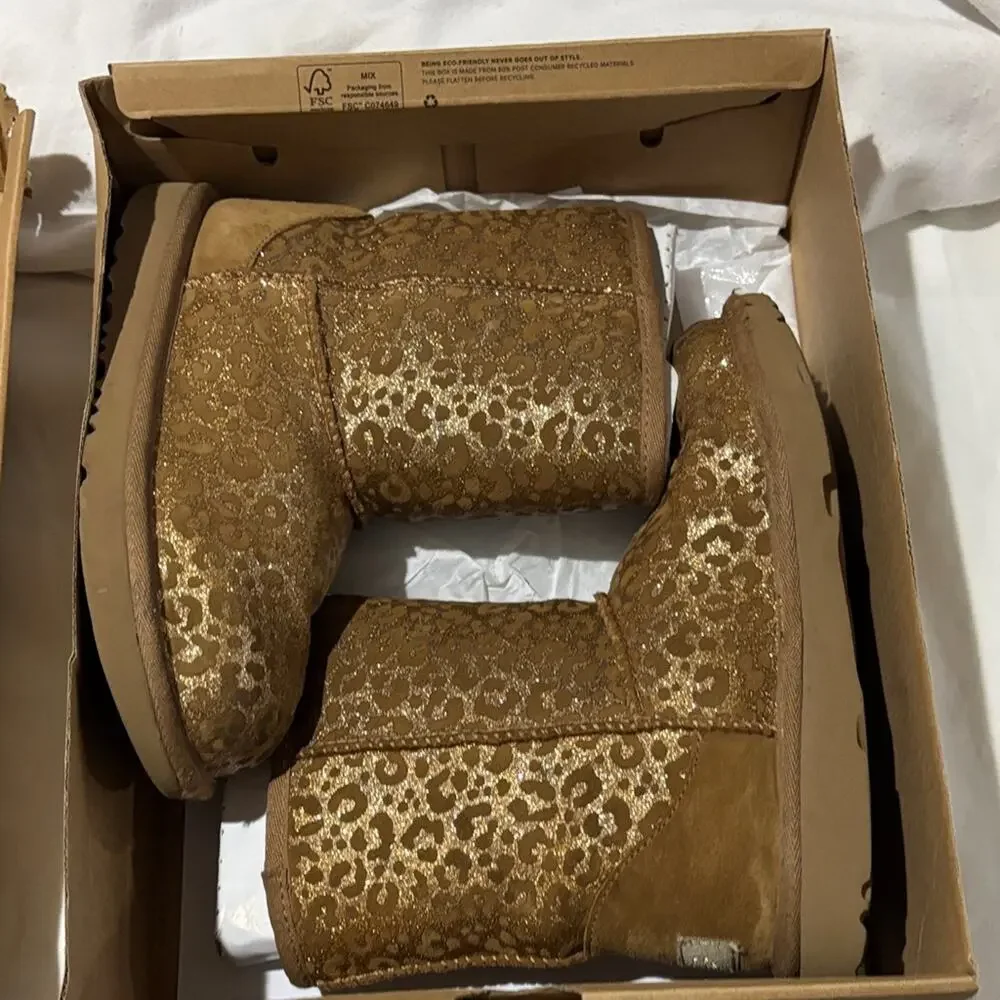 UGG 3 Kids Classic II Sparkle Leopard Boots in ugg tan with gold accents euc